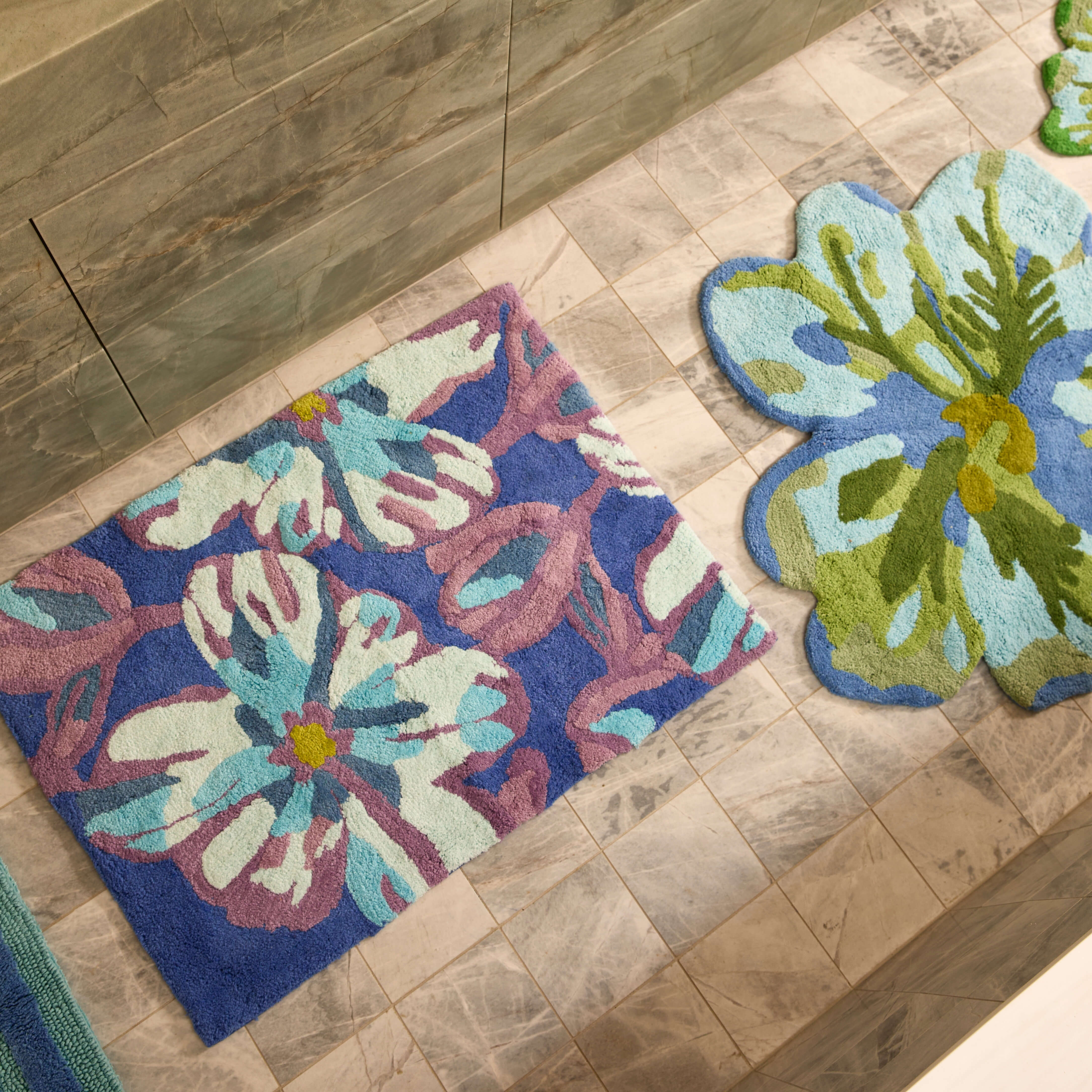 Floral bath mats in a bath room