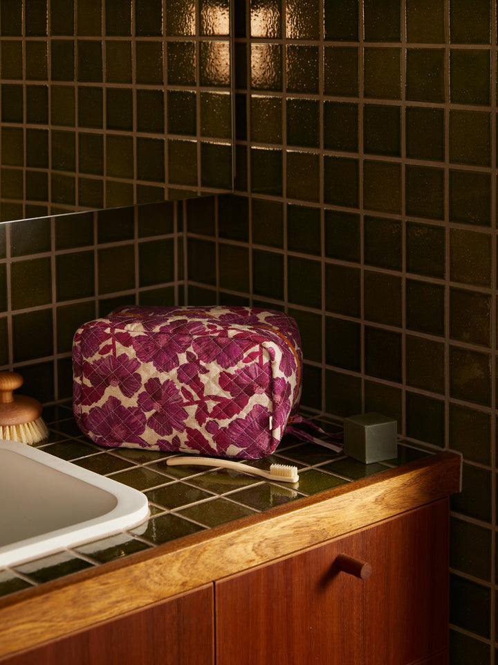 Leon Lilac Medium Toiletry Bag